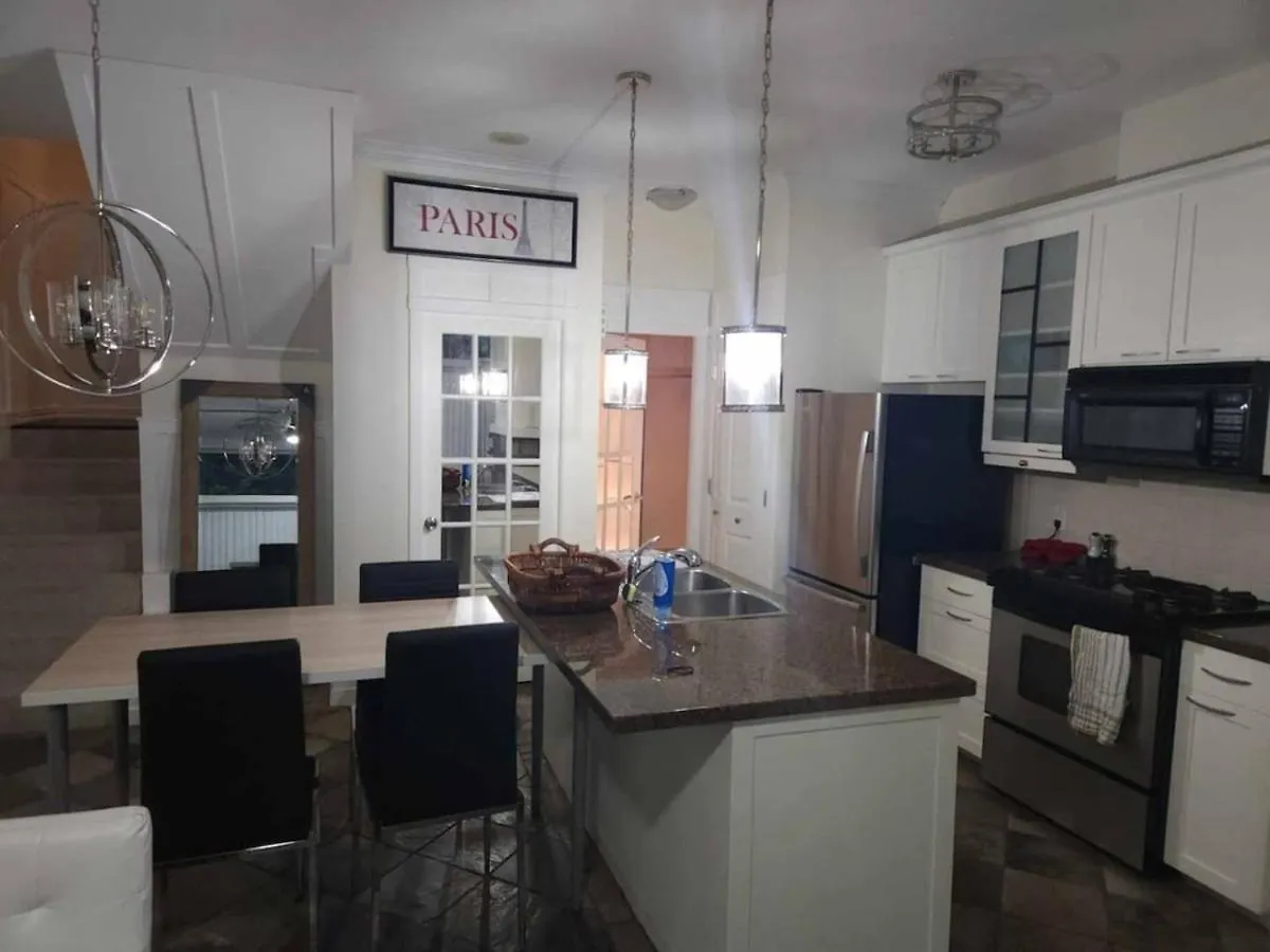 Corporate 2Br Townhouse In City Center Vancouver